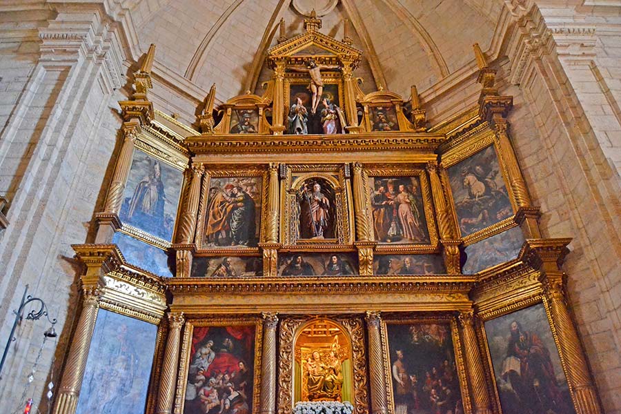 Vista contrapicada del Retablo Mayor